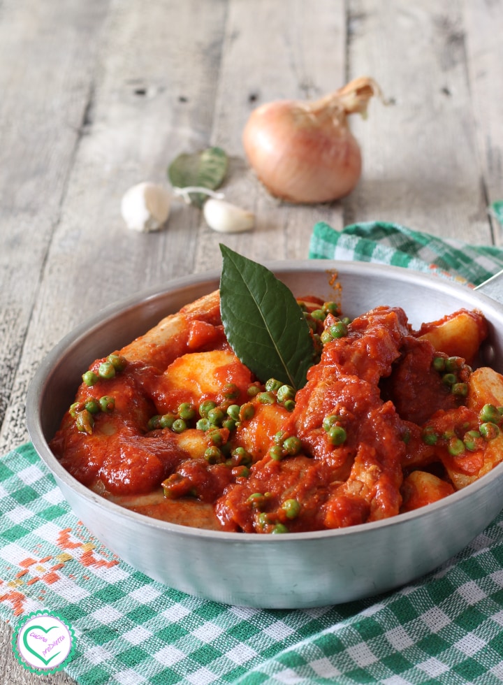 Carne de porco com batatas e ervilhas