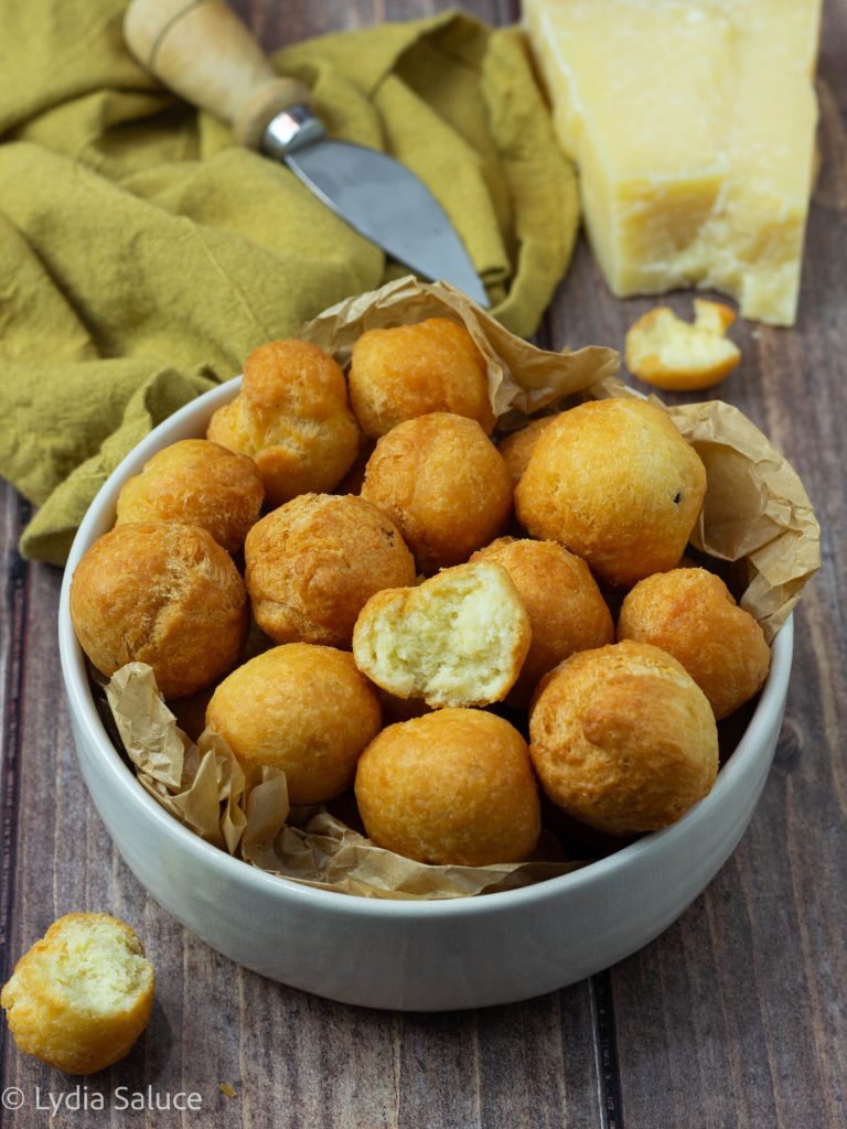 Castagnole salgadas com parmesão