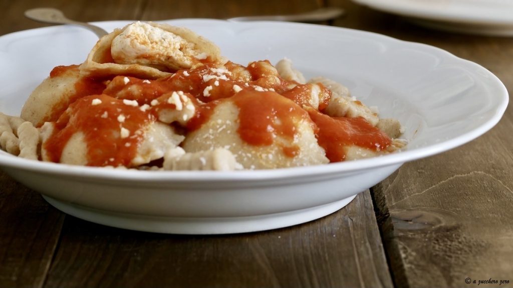 Cavati e ravioli de ricota com molho de tomate feito em casa