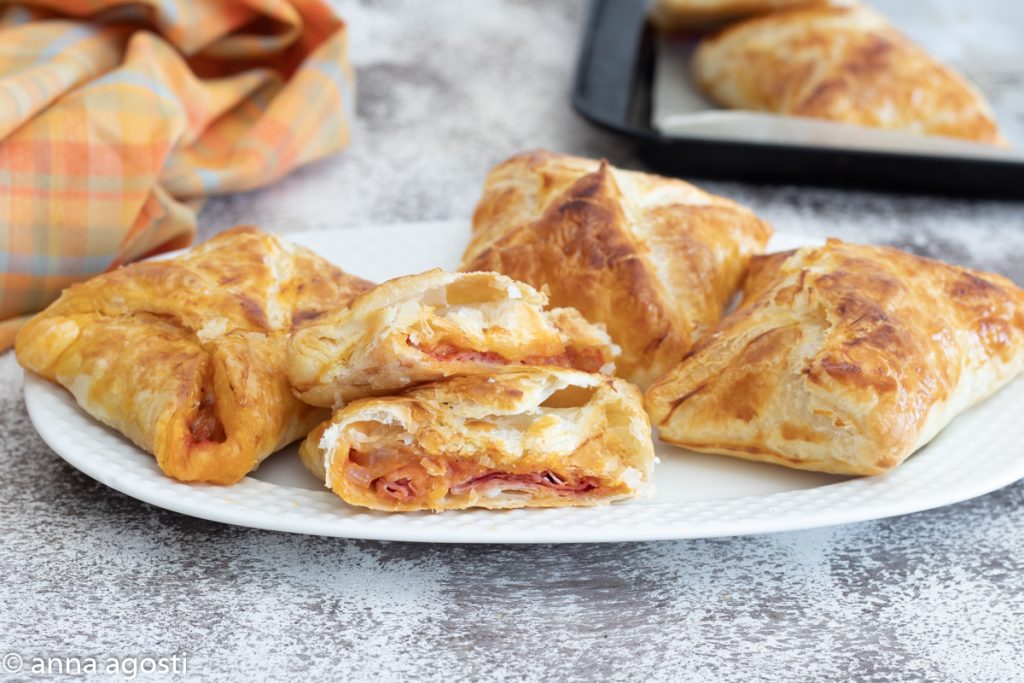 Cebolinhas catanesas com massa folhada