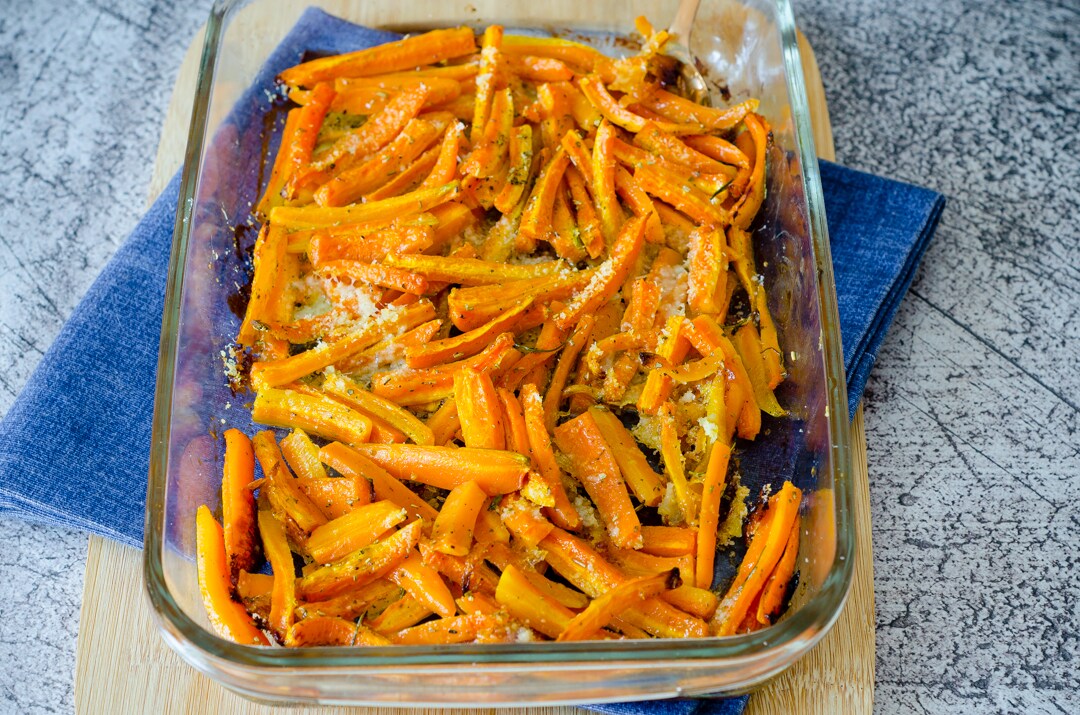 Cenouras assadas com parmesão, um acompanhamento fácil, crocante e delicioso!