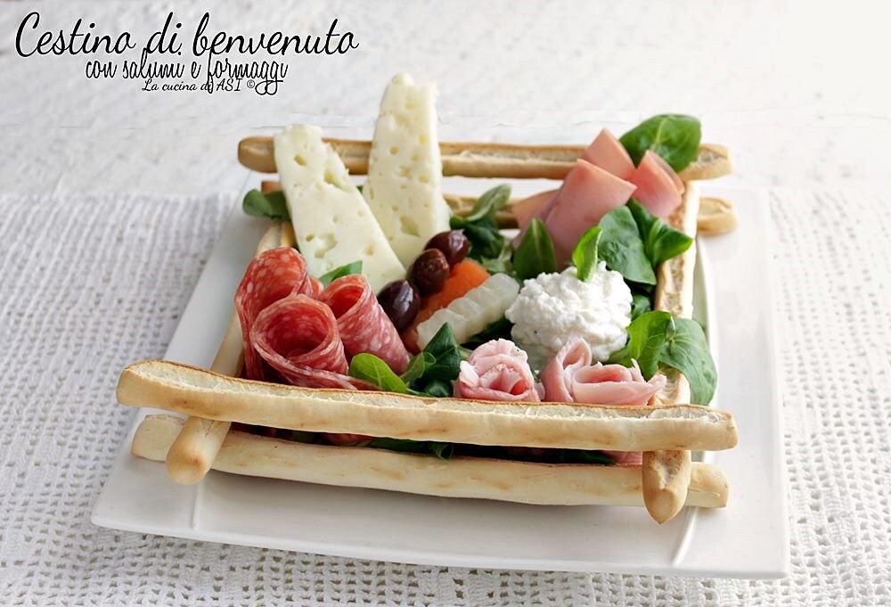 Cesta de boas-vindas com frios e queijos