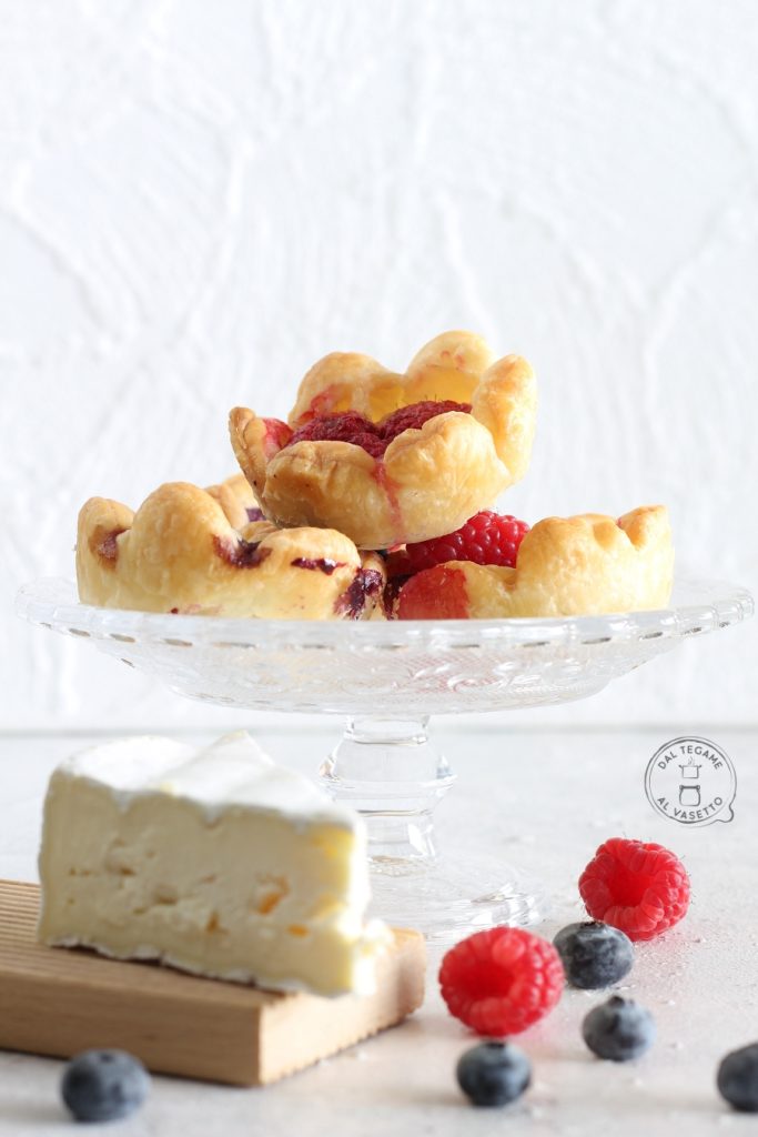 massa folhada em forma de cestinha com queijo e frutas vermelhas cozida na fritadeira a ar
