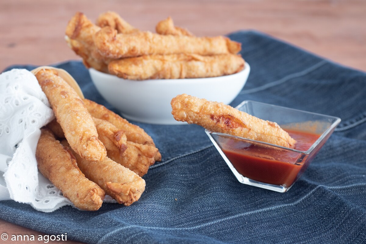 Charutos crocantes recheados com frango