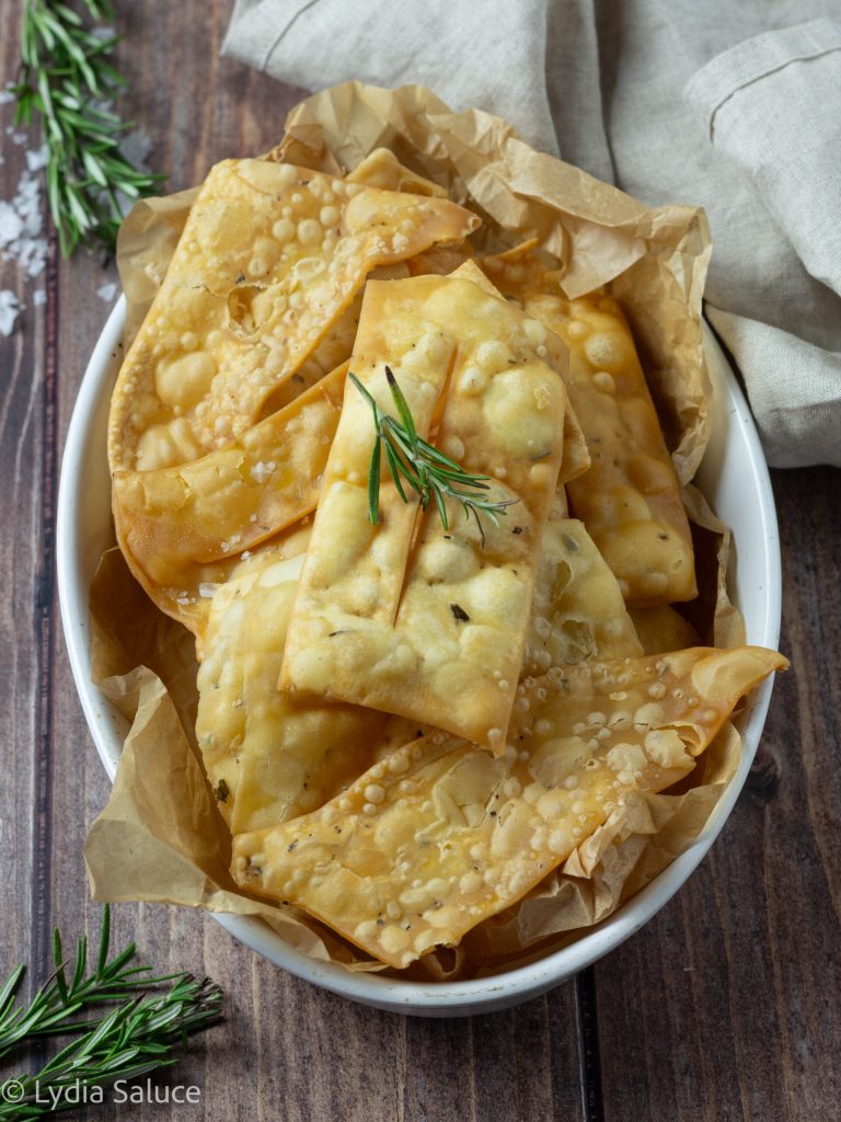 Chiacchiere salgadas com alecrim
