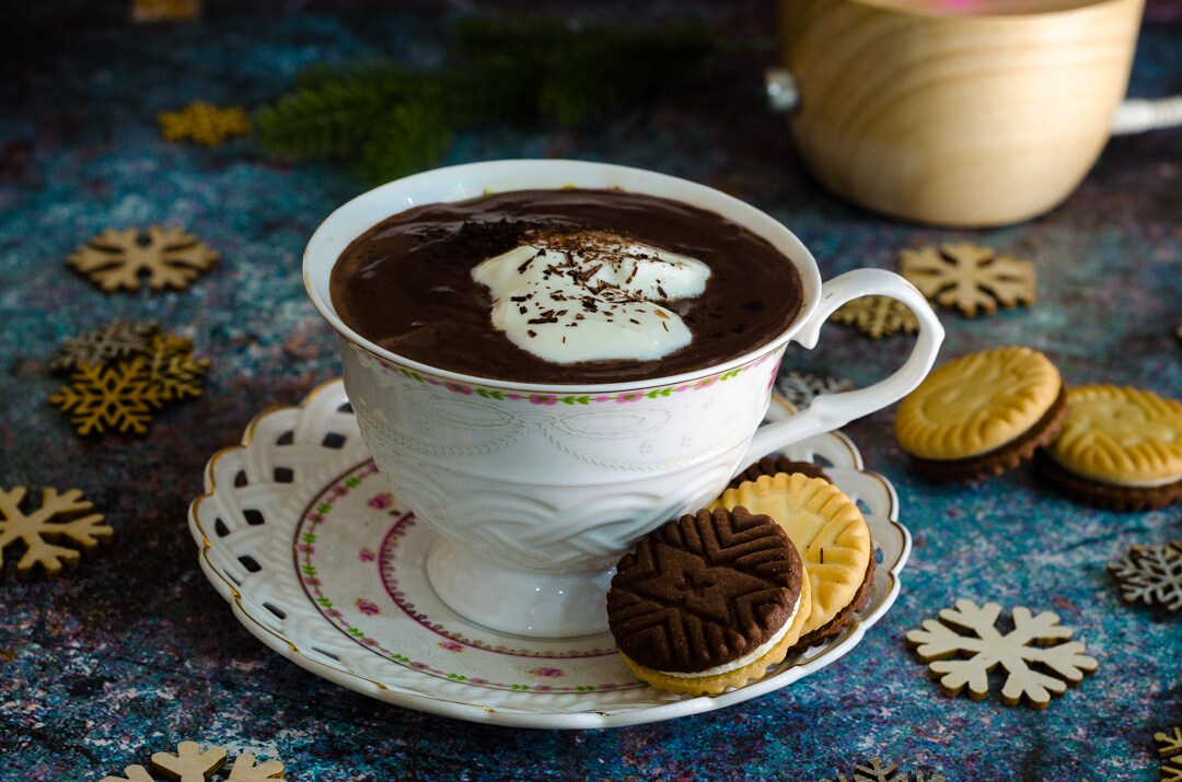 Chocolate quente feito em casa, cremoso, denso e delicioso!