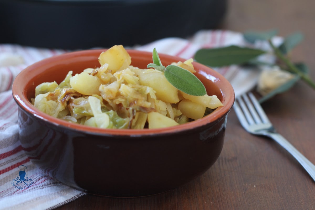 Chucrute e batatas no multicooker