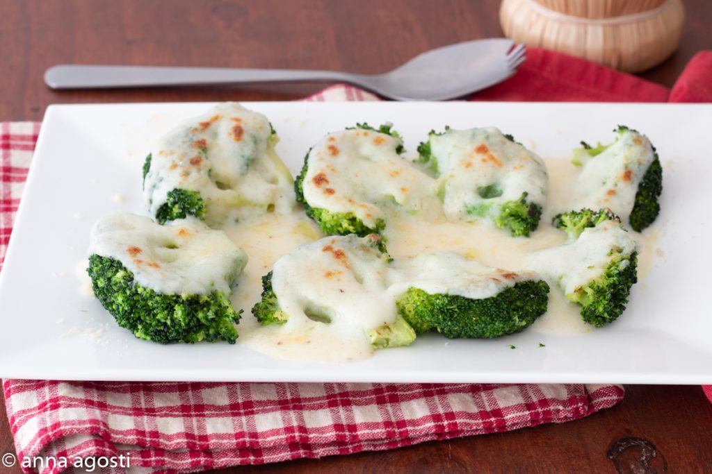 Cime de brócolis gratinadas com molho branco