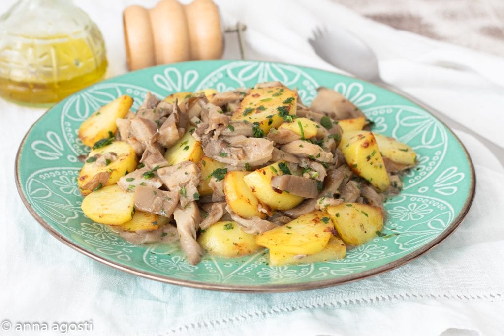 Cogumelos e batatas acompanhamento saboroso na frigideira
