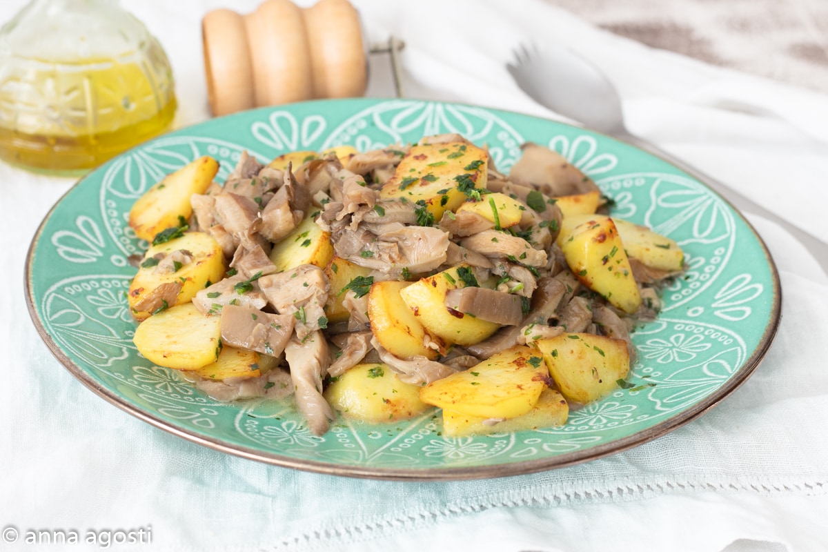 Cogumelos e batatas acompanhamento saboroso na frigideira