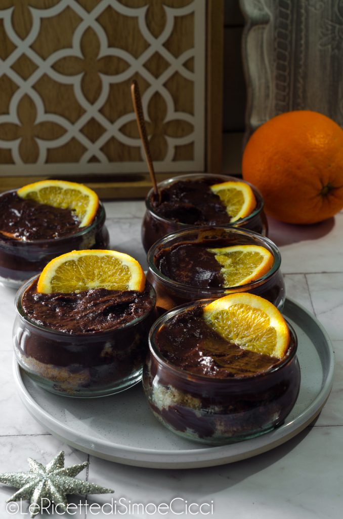 Copas de pandoro com chocolate e laranja