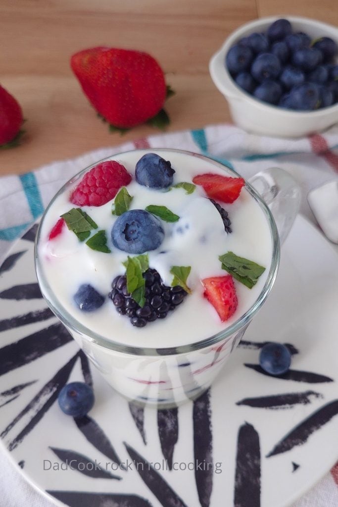 Copinhos de Iogurte Grego e Frutas Vermelhas: Sobremesa Light de Verão