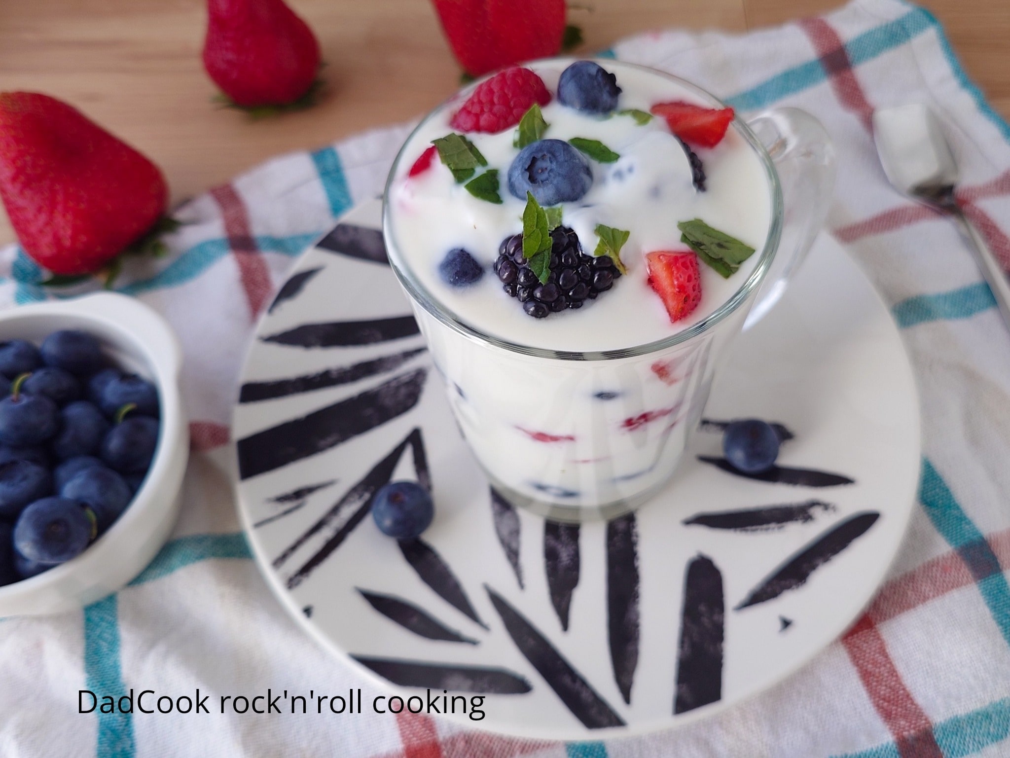 Copinhos Cremosos de Iogurte Grego e Frutas Vermelhas Frescas