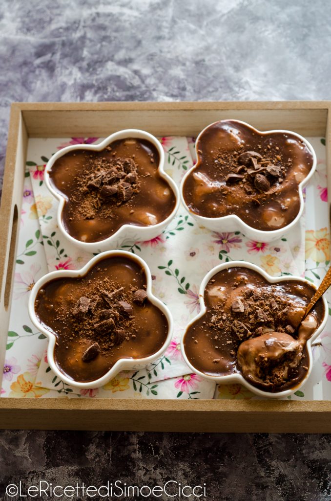 Copinhos com creme de ricota, creme de leite e chocolate