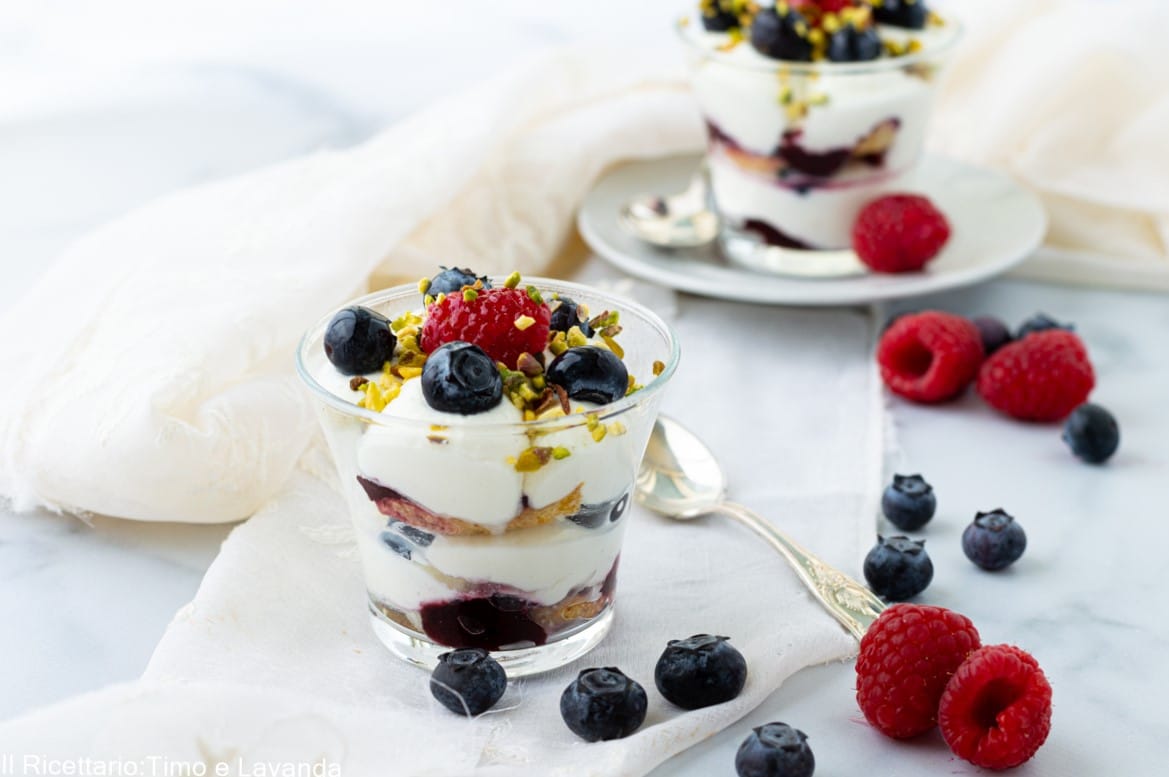 Copinhos de iogurte e frutas vermelhas