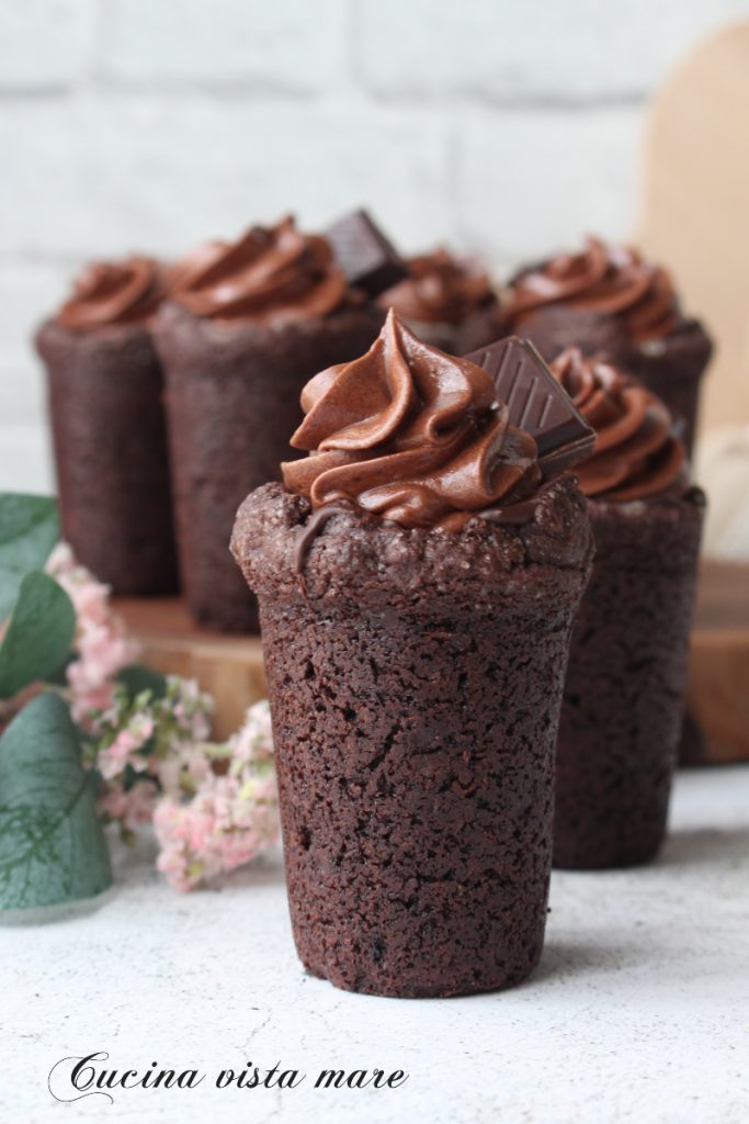 Copinhos de massa de torta com mousse de chocolate Cozinha vista mar