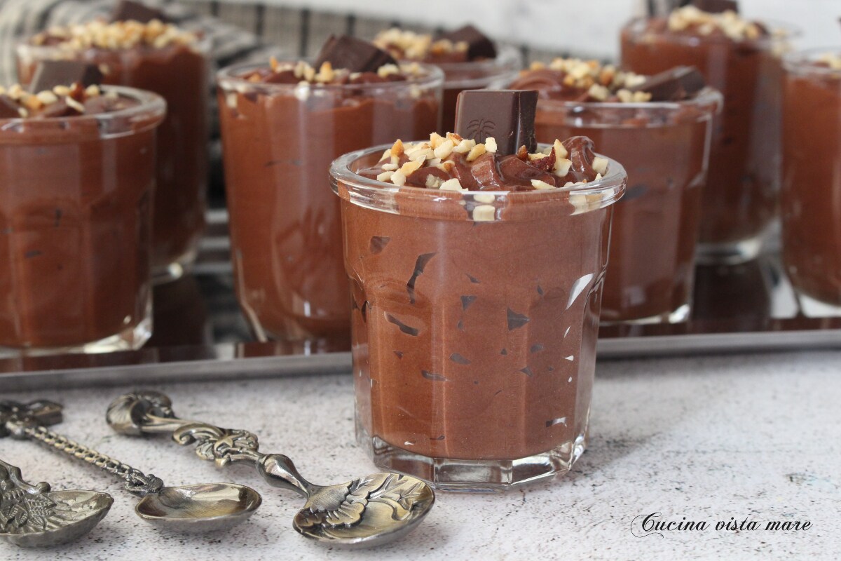 Copinhos de mousse de chocolate