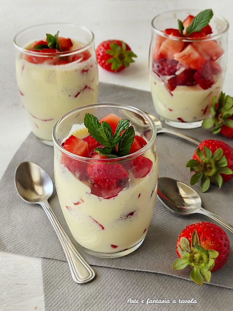 Copos com creme de mascarpone e morangos