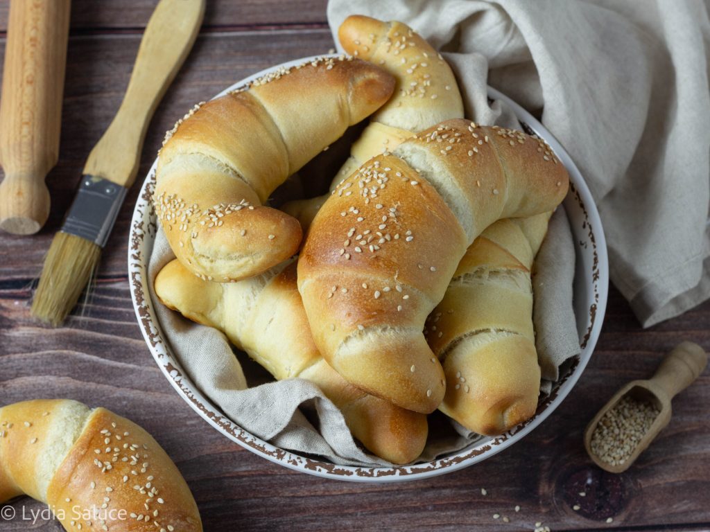 Croissants salgados de pão brioche