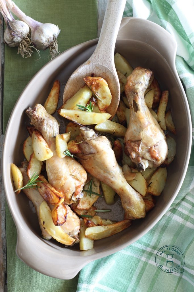 Coxas de frango com batatas na fritadeira a ar