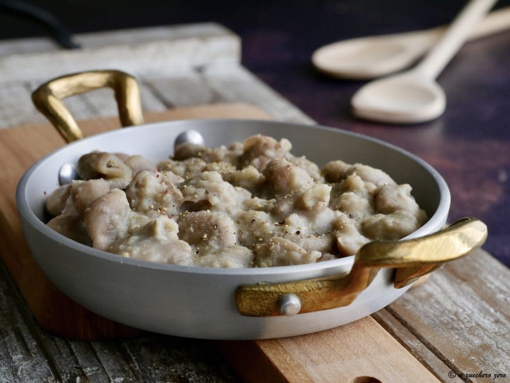 Cozinhar favas secas com casca receita básica na panela de pressão