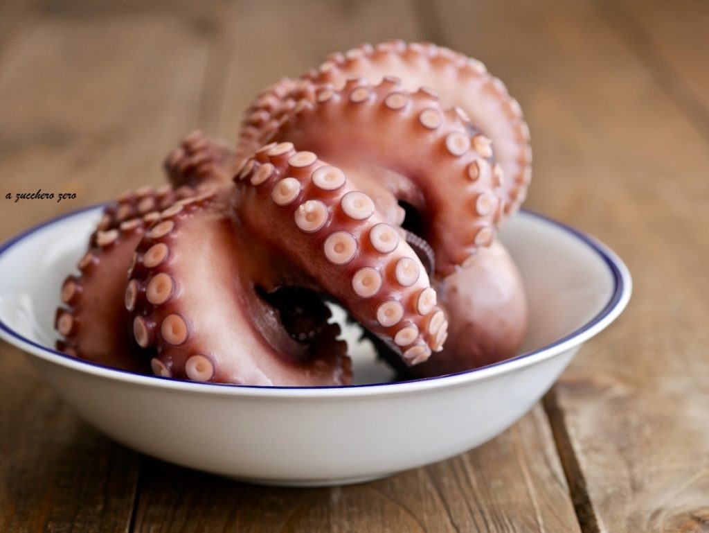Cozinhar o polvo macio e tenro no ponto certo e com a pele inteira