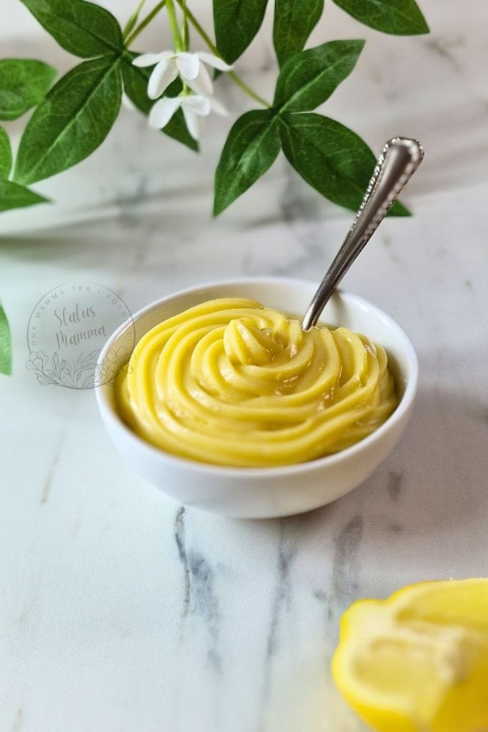 Creme de confeiteiro denso de limão preparado com Bimby, servido em tigela de sobremesa