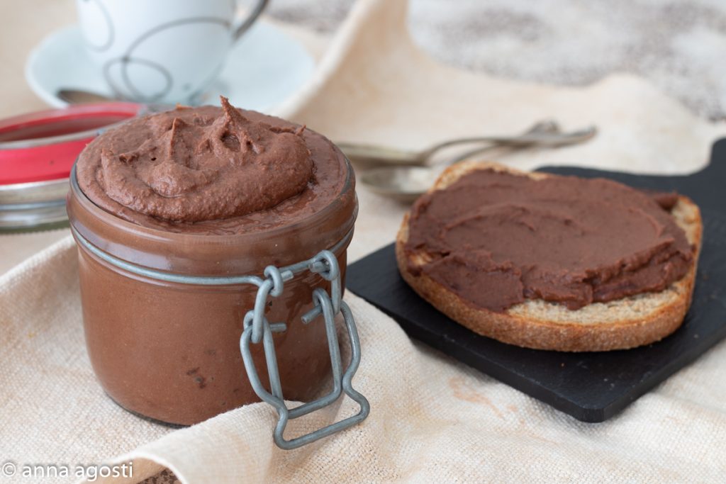 Creme de grão-de-bico e cacau vegan