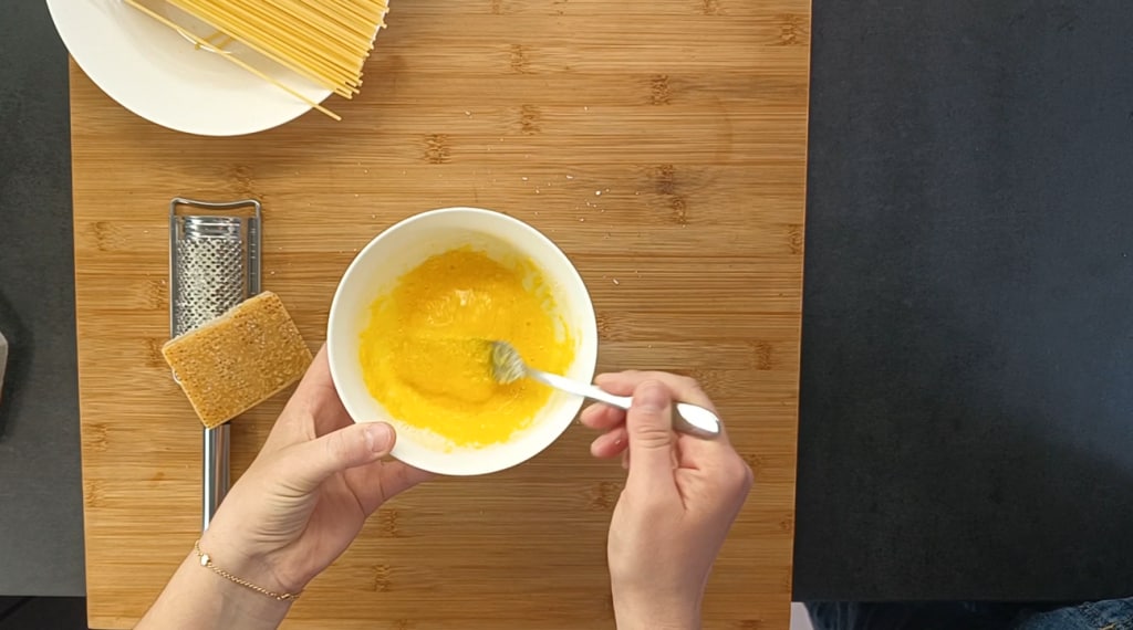 Creme de ovo e parmesão batido em uma tigelinha