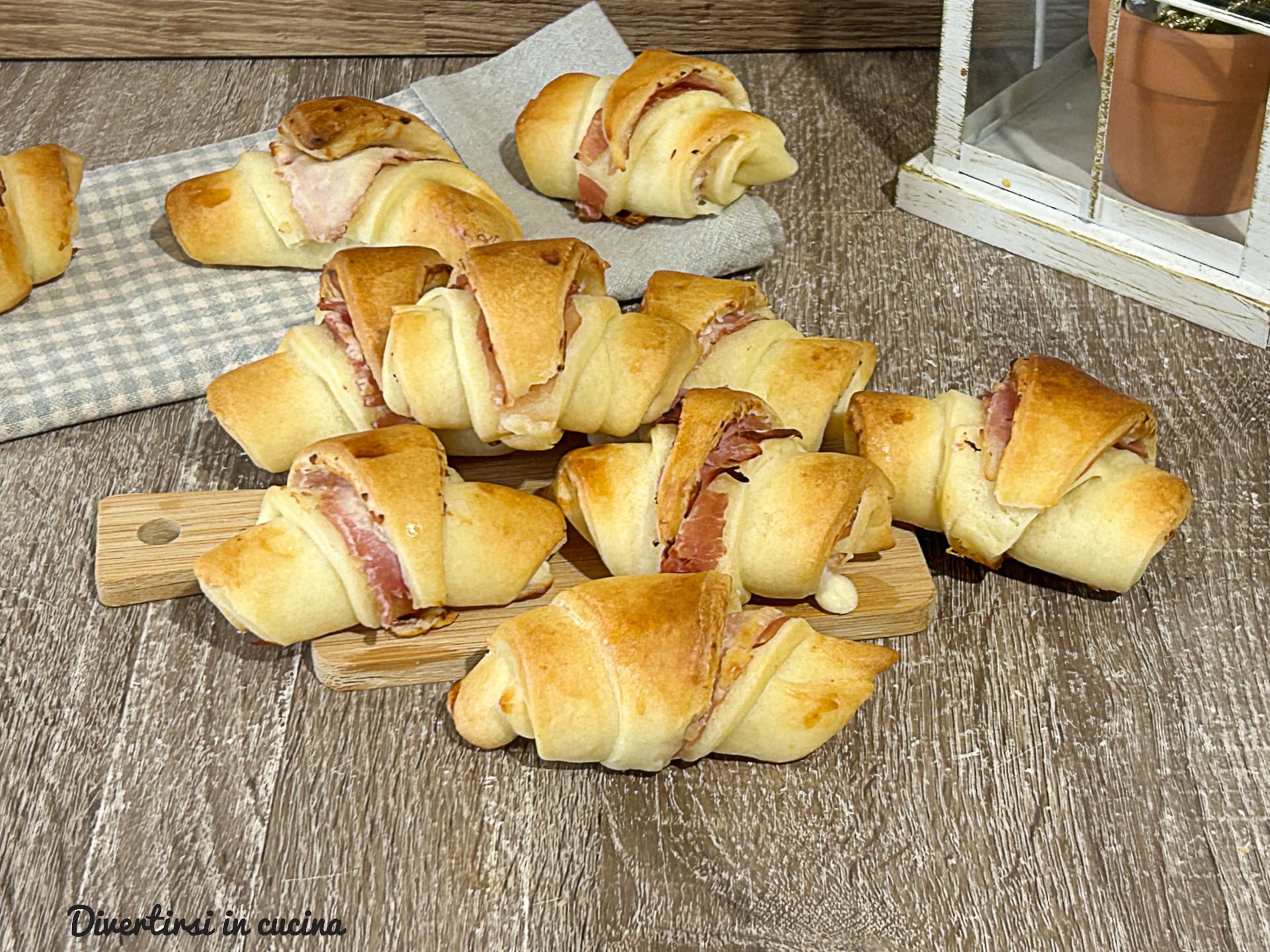 Croissants de massa de pizza com presunto e queijo