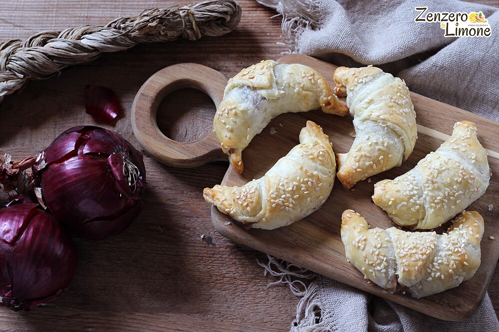 Croissants de massa folhada com cebolas