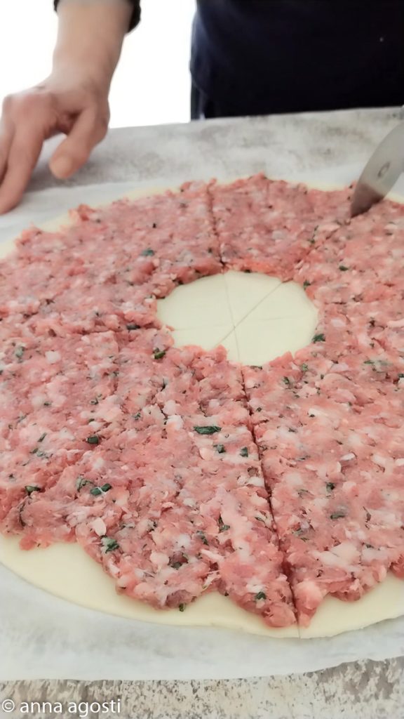 Croissants de massa folhada recheados com carne moída