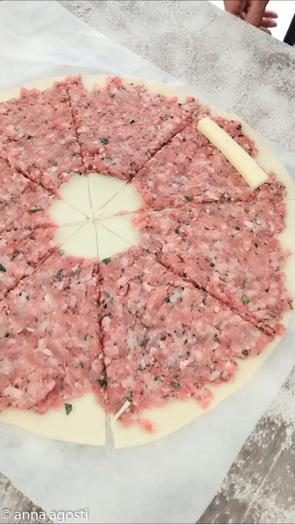 Croissants de massa folhada recheados com carne moída