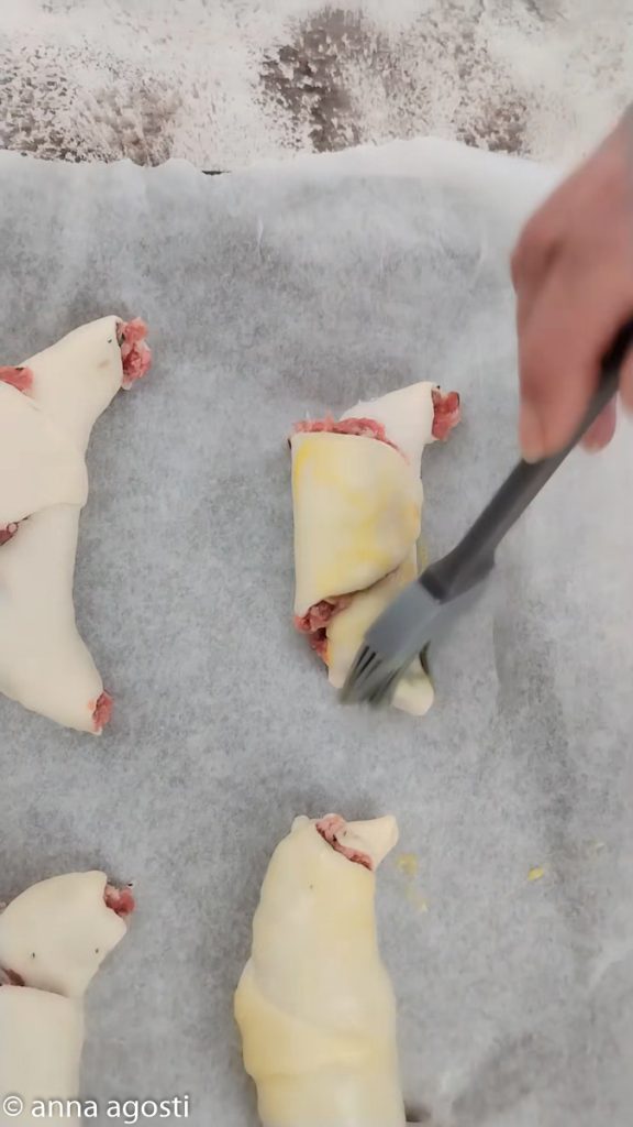 Croissants de massa folhada recheados com carne moída