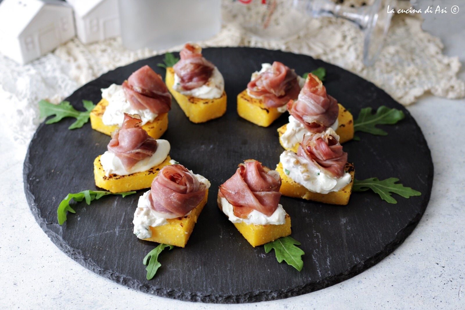 Crostini de polenta com speck e creme de nozes
