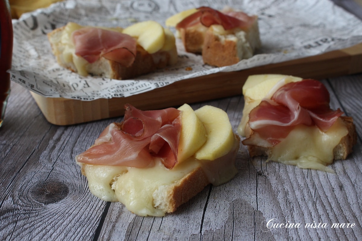 Crostini de fontina, maçã e speck