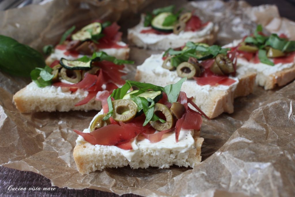 Crostini queijo bresaola e azeitonas Cozinha vista mar