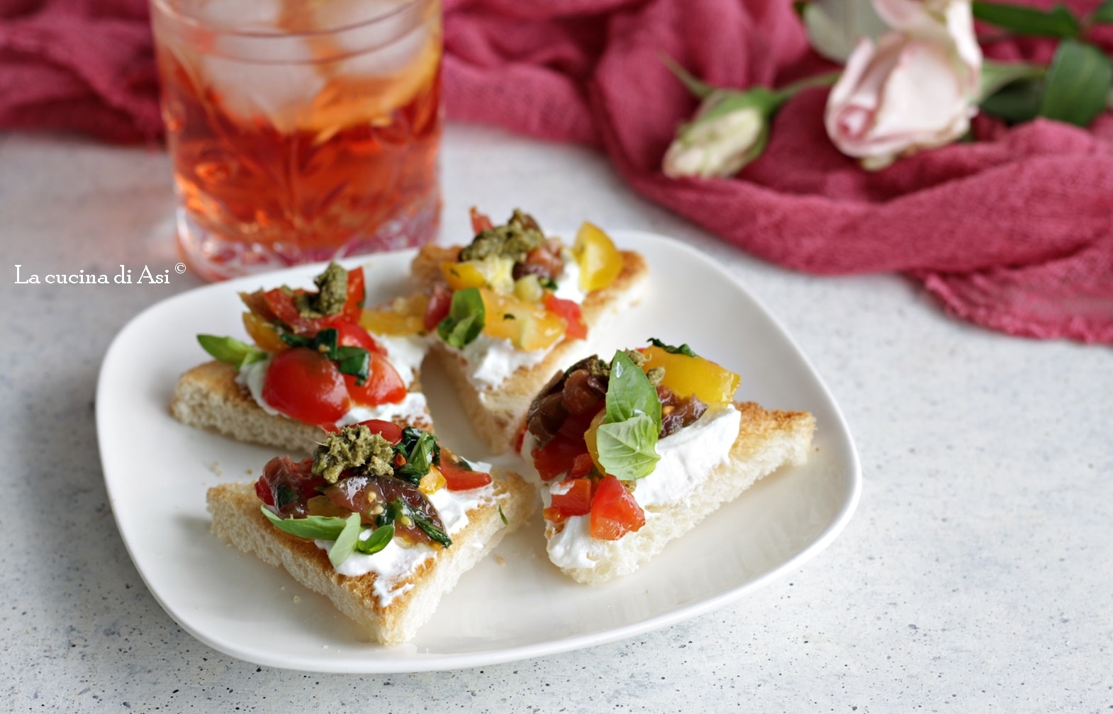Crostini com queijo fresco, tomatinhos e pesto