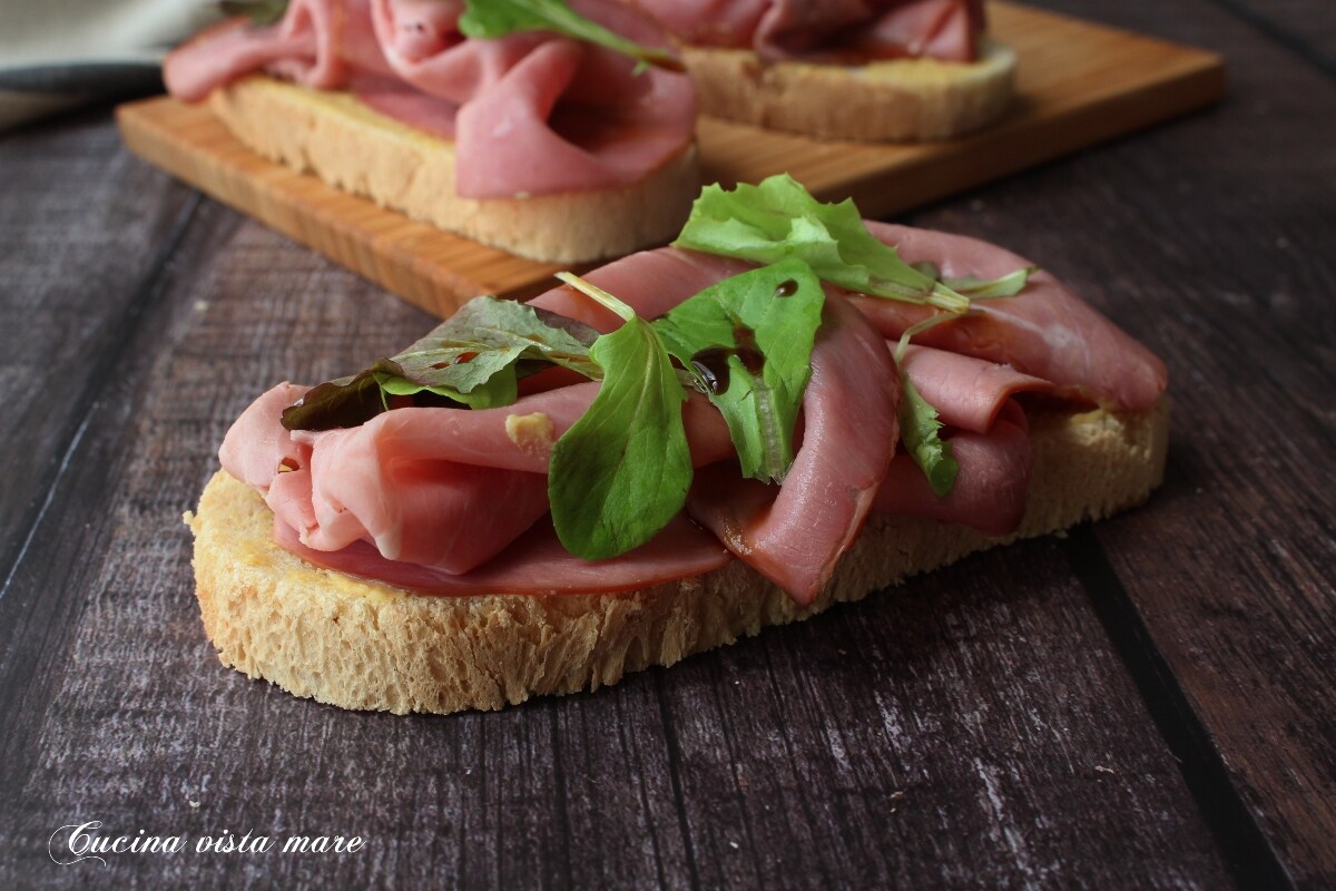 Croûtons de rosbife e mostarda