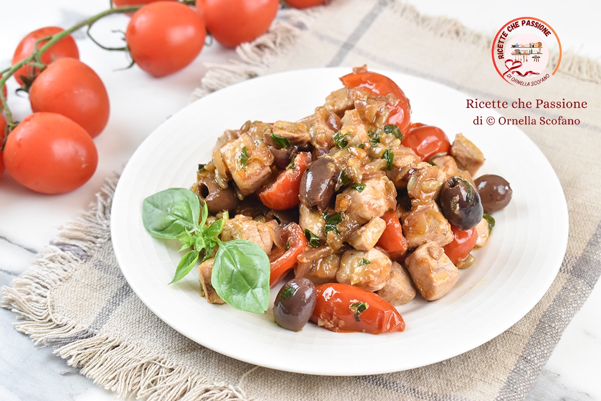 Cubinhos de atum à mediterrânea rápido na frigideira