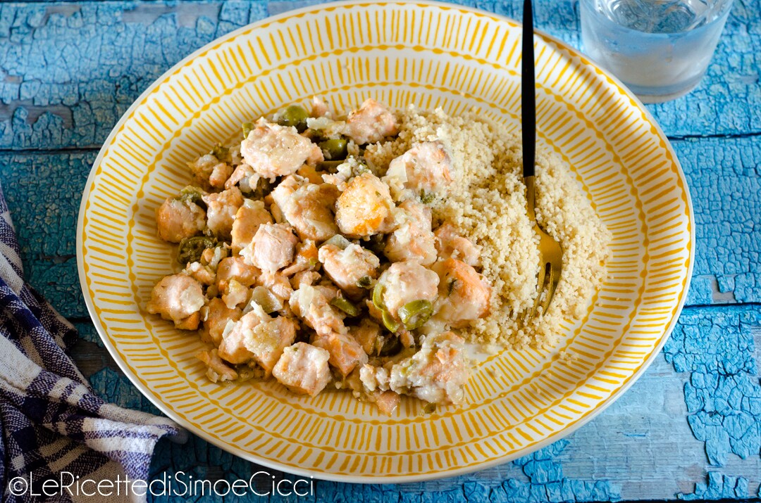 Cubinhos de salmão na frigideira com azeitonas e alcaparras
