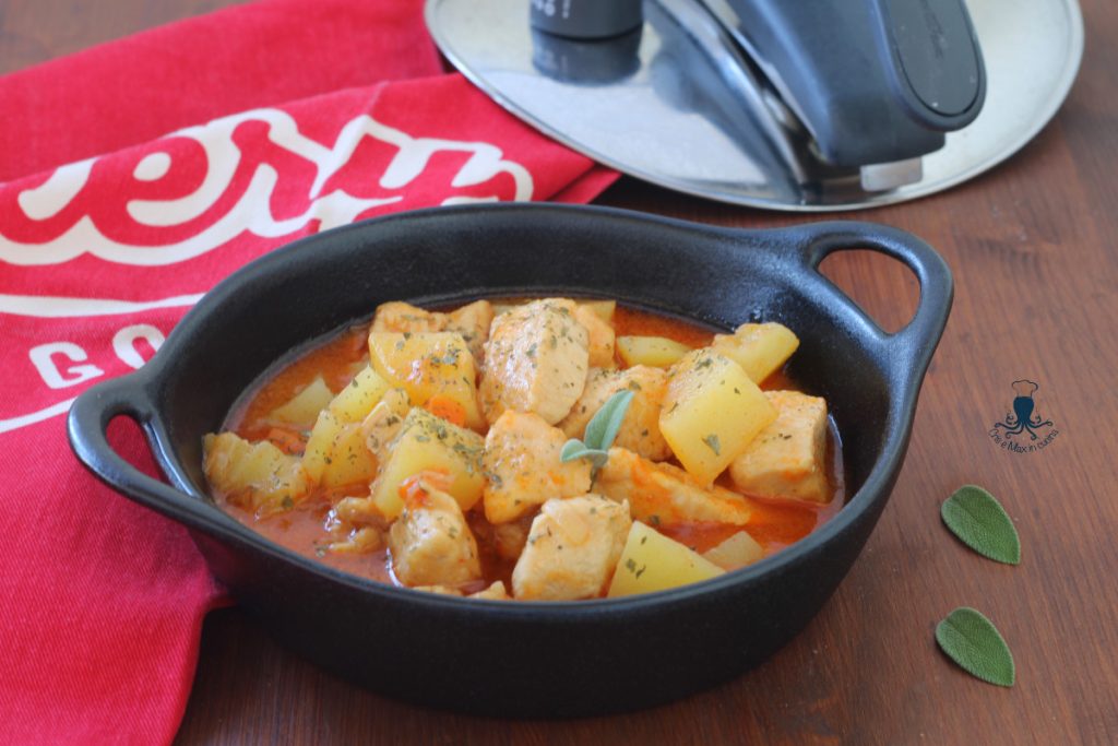 Cubos de frango e batatas com páprica