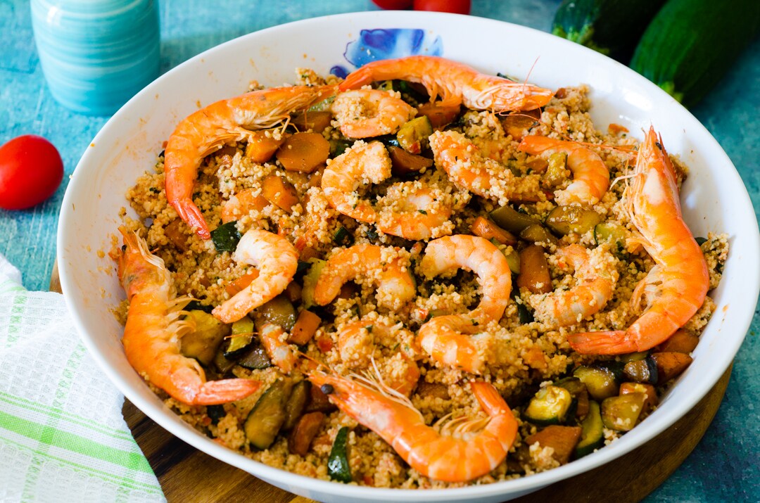 Cuscuz com camarões e legumes