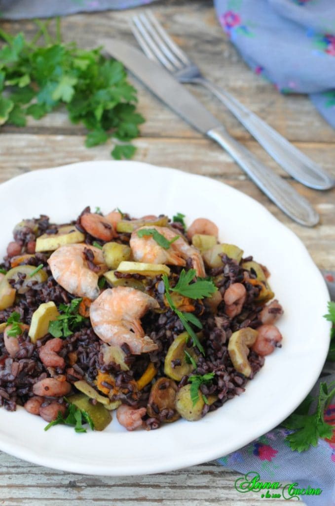 Arroz venere com flores de abobrinha e camarões