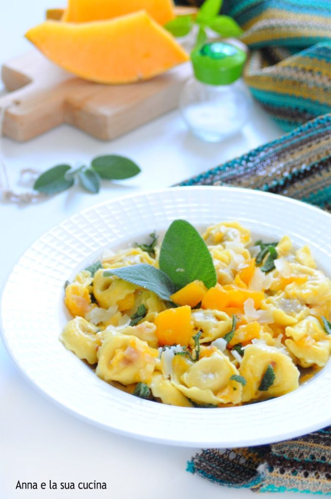 Tortellini de carne com creme de abóbora e sálvia