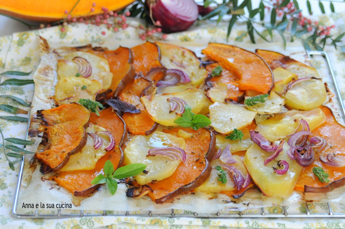 Fatias de abóbora e batata com cebola assada