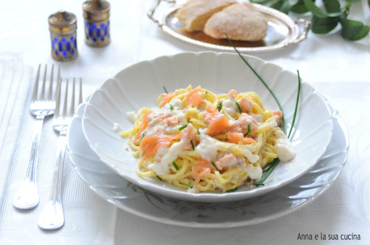 Tagliolini com salmão e molho branco