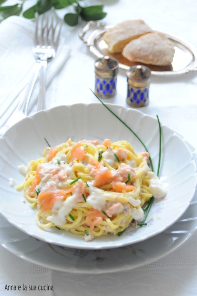 Tagliolini com salmão e molho branco