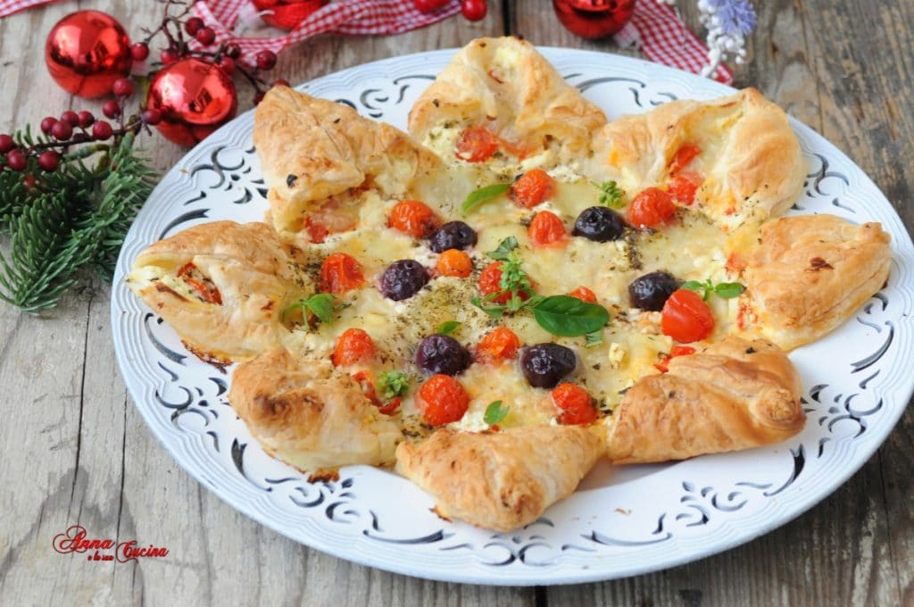 Estrela de massa folhada salgada com tomatinhos e azeitonas