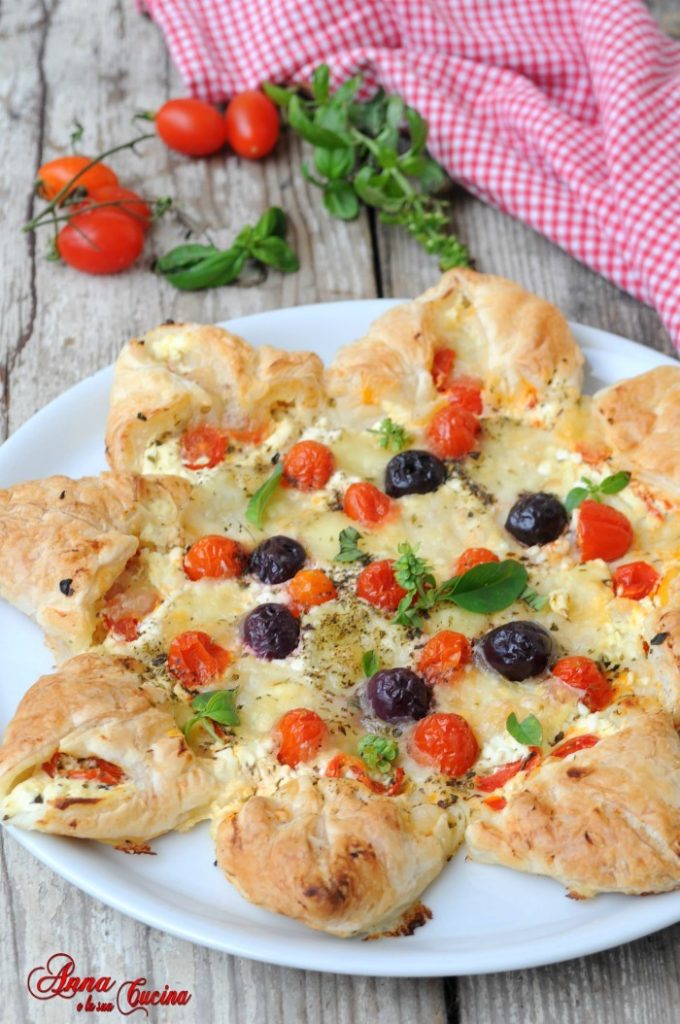 Estrela de massa folhada salgada com tomatinhos e azeitonas